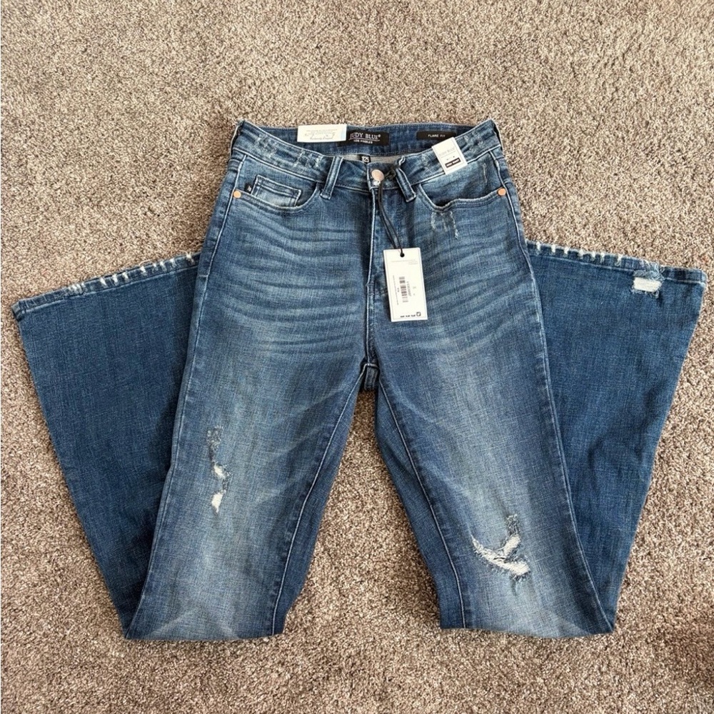 Judy Blue Flare Jeans in Distressed Blue